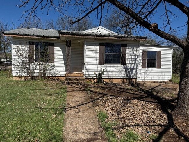 Building Photo - Mcgregor ISD 3 Bedroom