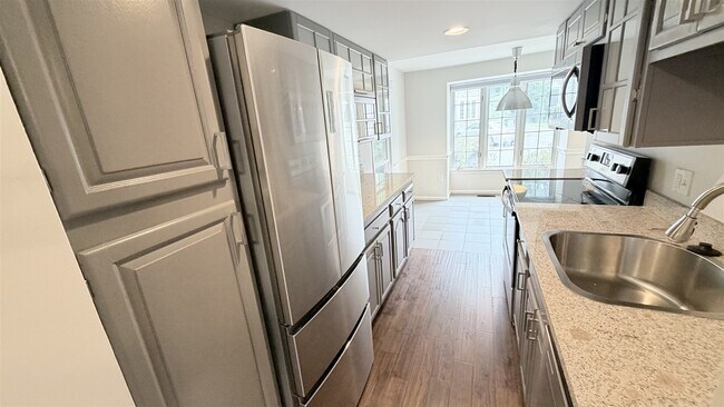 2 Glenbrook Ln