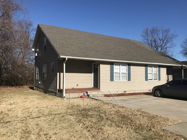 Building Photo - 713 E Monroe St