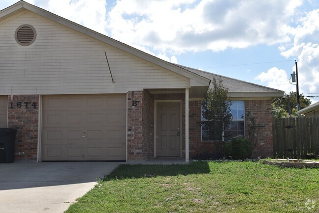 Building Photo - 1614 Yuma Trail Unit B - STILL OCCUPIED BY RESIDENT Rental