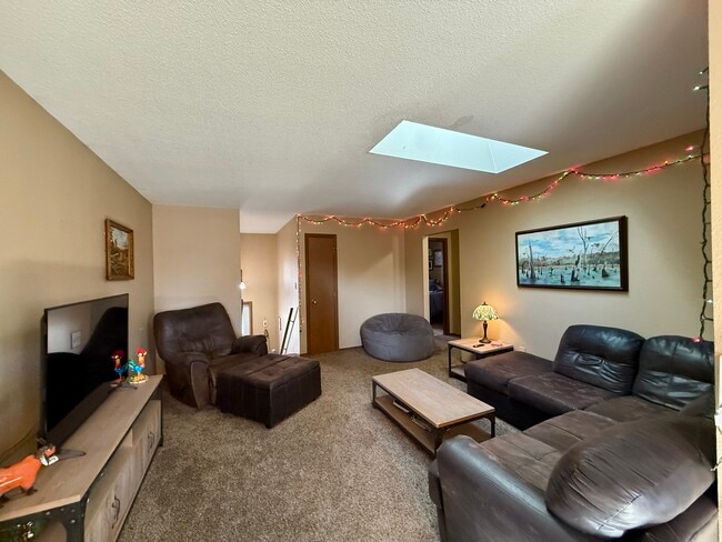 Photo - 1042 Castlewood Dr