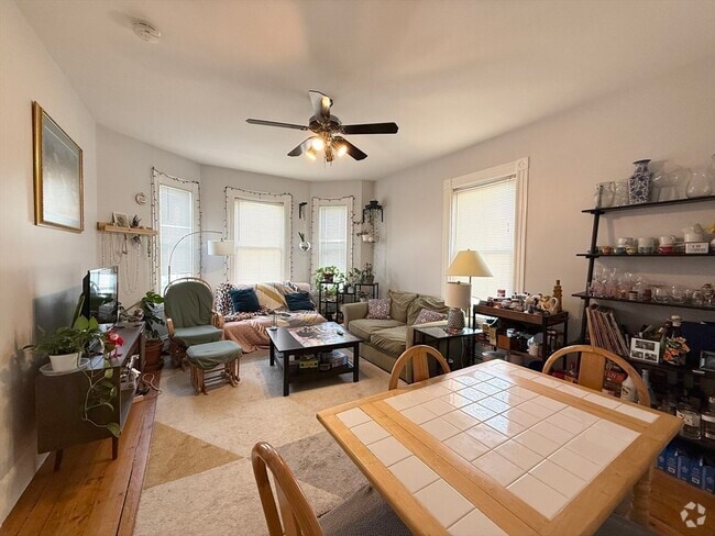 Building Photo - 252 Elm St Unit 2 Rental