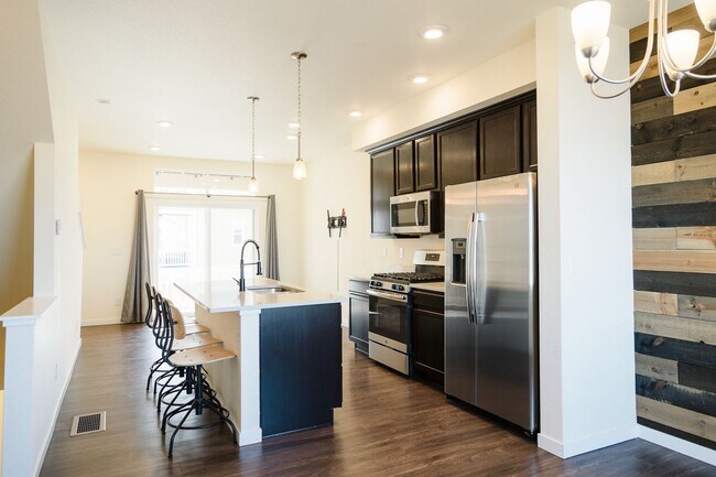 Nice, Clean 2 bedroom townhome with 2 prim... - Nice, Clean 2 bedroom townhome with 2 prim...
