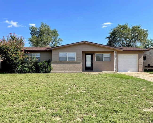 Building Photo - Newly renovated 3/1 with fenced back yard ... Rental