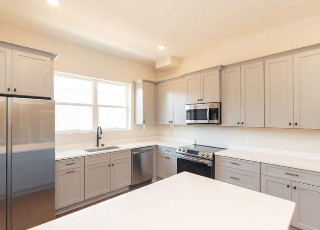 Building Photo - Modern 4 Bedroom Townhome in Southside Chattanooga