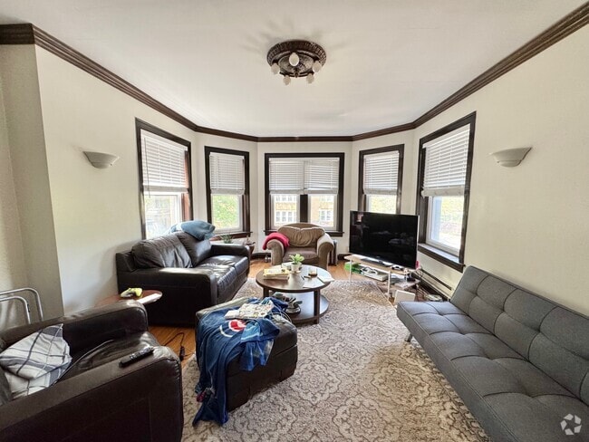 Building Photo - 1421 W Hutchinson St Rental