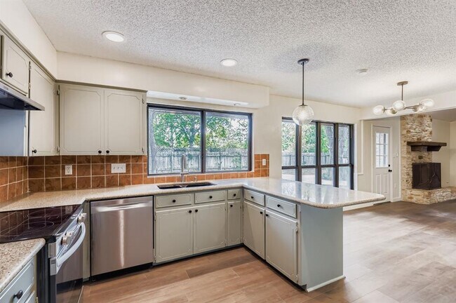 Photo - 521 Dennis Dr