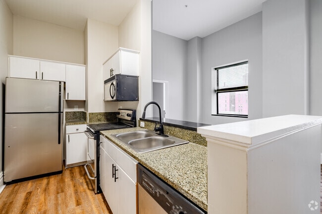 2BR, 2BA - 798SF - Kitchen