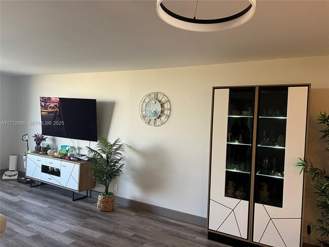 Photo - 600 Three Islands Boulevard Unidad 504