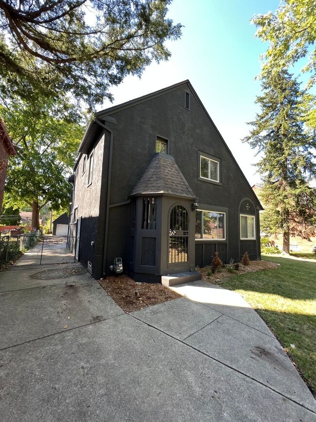 Photo - COMING SOON ! Charming home !!