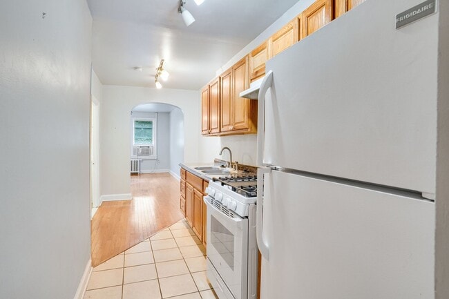 Photo - Kingman Park Charming Brick Townhome - Mov...