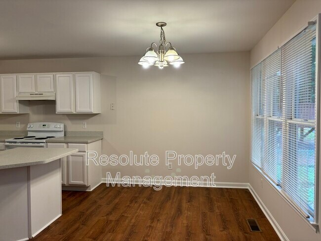 Photo - 928 Amersham Ln