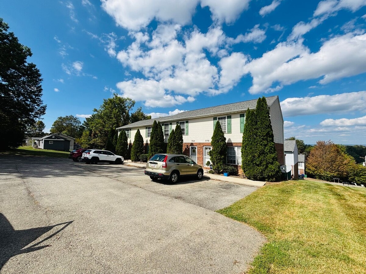 Photo - 770 High St NE