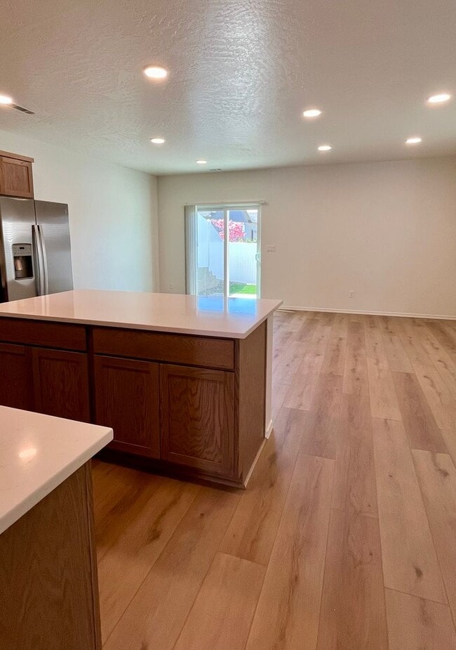 Photo - 3 bed 2.5 bath townhouse!