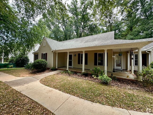 Building Photo - Charming 3 Bedroom Home - Fenced In Back Yard
