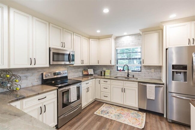 Photo - 702 W Bay St