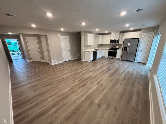 Building Photo - Gorgeous Brand NEW Woodbury Townhome