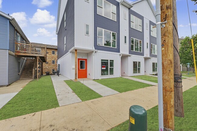 Photo - 108 S 5th St