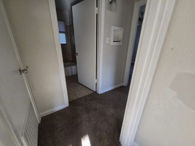 3220 Iowa St