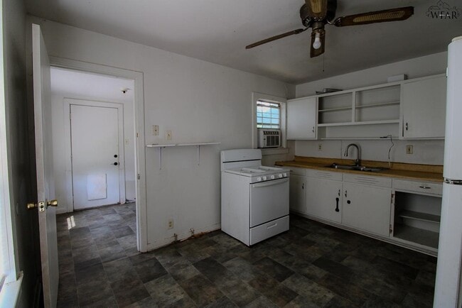 Photo - 1640 Hawes Ave