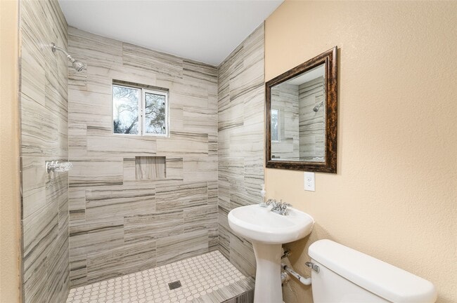 Photo - 3938 Daphne St