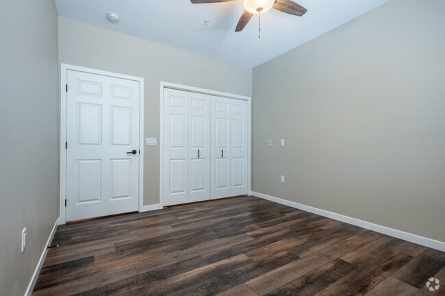 2BR, 1BA - 920SF