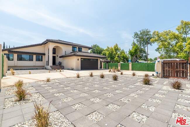 Photo - 20456 Strathern St