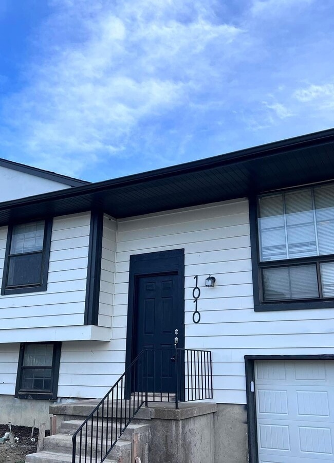 Building Photo - 1010 Monticlair