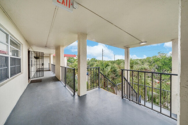 Photo - 3070 NW 48th Terrace Unidad 405