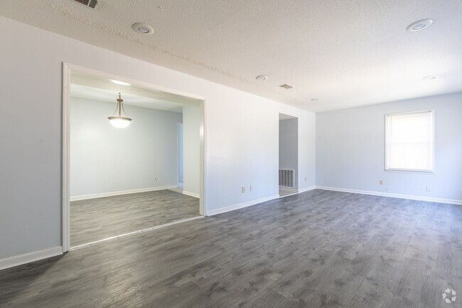 Building Photo - 3 bed 2.5 bsth Rental