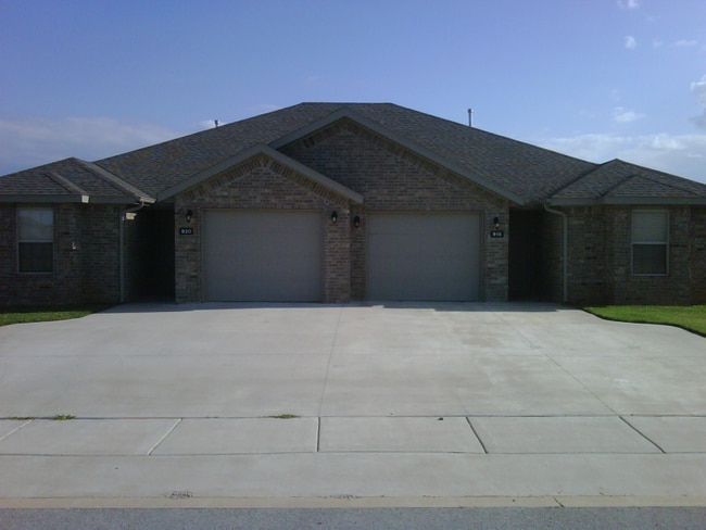 Building Photo - 918 Oakwood Ln
