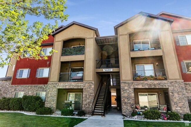 Building Photo - 3 Bedroom, 2 Bathroom Condo