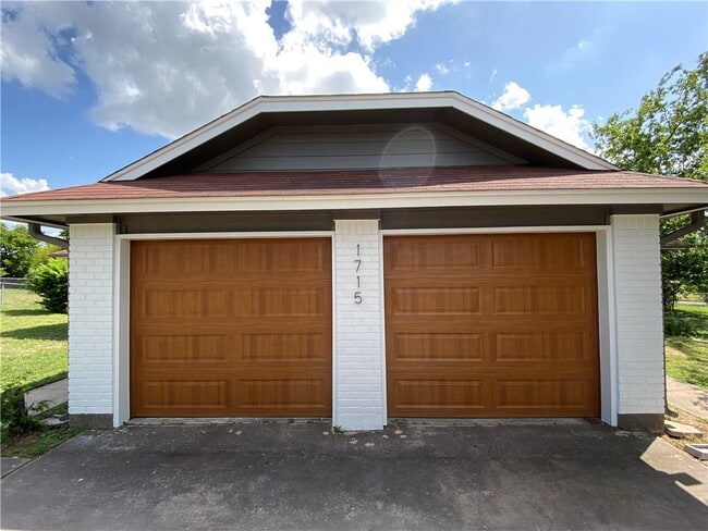 Photo - 1715 Shadowview Dr