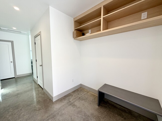 Entryway - 806 S Jefferson St Unit B