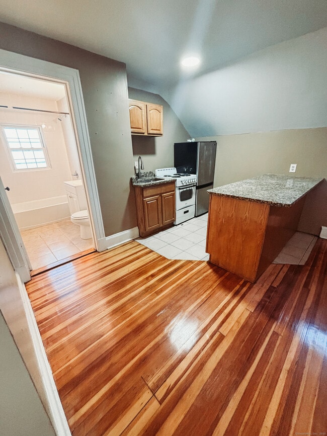 Photo - 62 Quaker Ln S