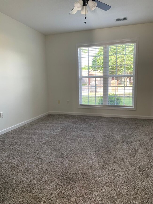 Photo - 3 Bed 2 Bath/2 Car Garage and Fenced in Yard!