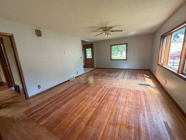 Photo - 609 N Edmunds- 3 bedroom, 1.5 bathroom house with a large garage, off street parking and central AC.