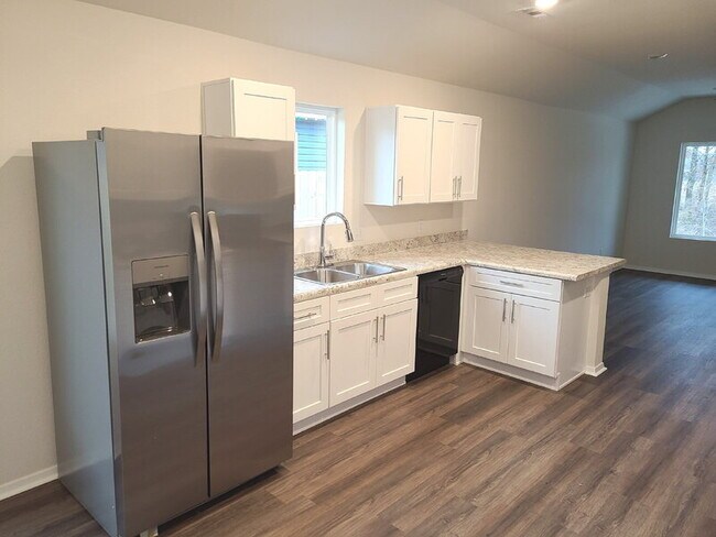 2504 E Illinois Aly