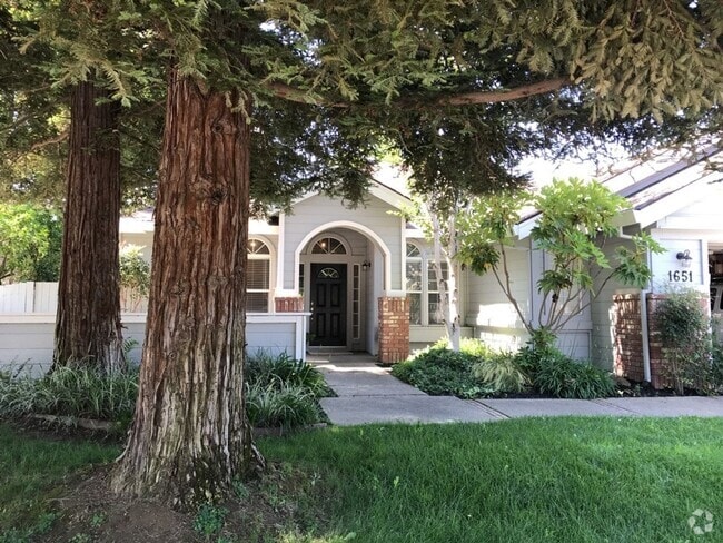 Building Photo - Pristine 3 Bedroom 2 bathroom + Den in Sou... Rental