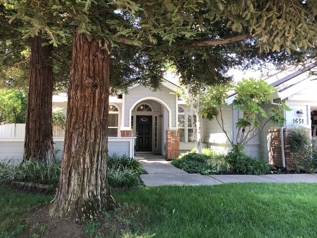 Pristine 3 Bedroom 2 bathroom + Den in Sou... - Pristine 3 Bedroom 2 bathroom + Den in Sou... House