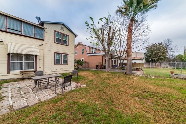 Photo - 2-BEDROOM MONTICELLO PARK DUPLEX - UPSTAIRS UNIT Unit 2218-M
