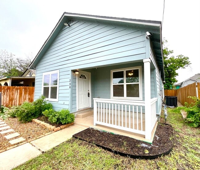 Building Photo - Move-In Ready 2BD/1BA – Laminate Floors, Fenced Yard & Prime Location! ACCEPTS SECTION 8
