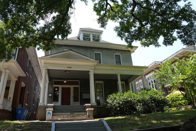 Building Photo - 908 Oak St