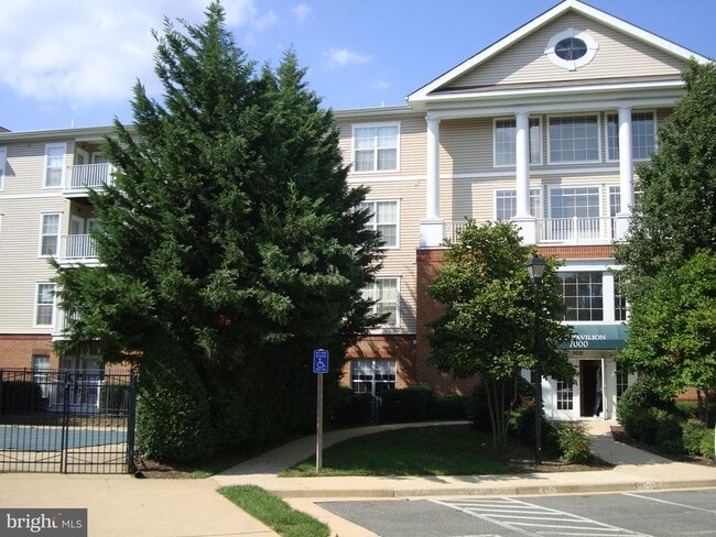 Building Photo - 7000 Falls Reach Dr Unit 309