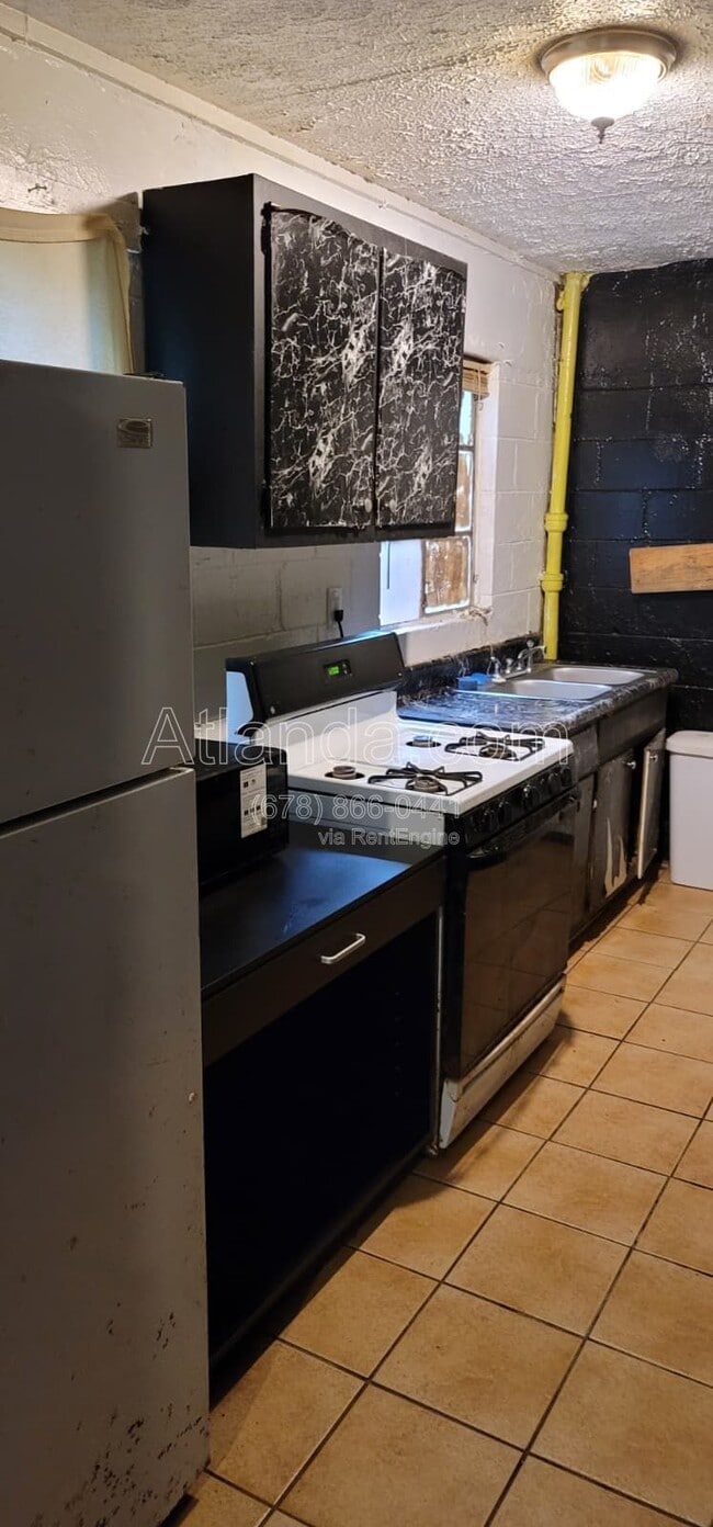 Photo - 1176 Garibaldi St SW