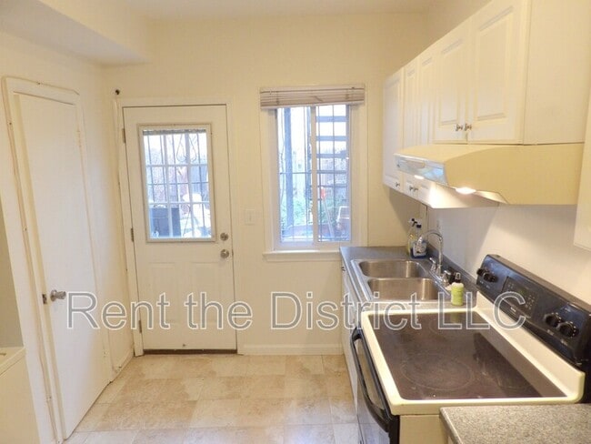 Photo - 403 M St NE Unit B