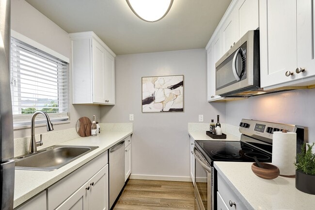 Photo - Hall Street Court