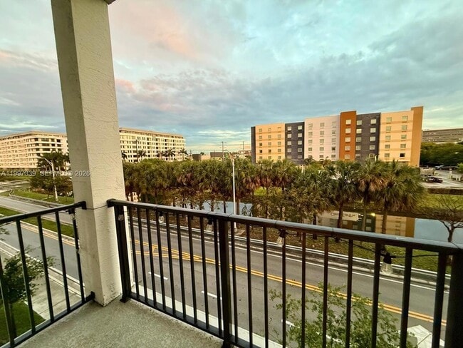 Building Photo - 8001 NW 41st St Unit F-305