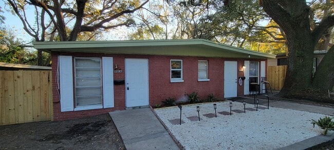 Building Photo - 2 BEDROOM 1 BATH DUPLEX CLOSE TO USF AND BUSCH GARDENS