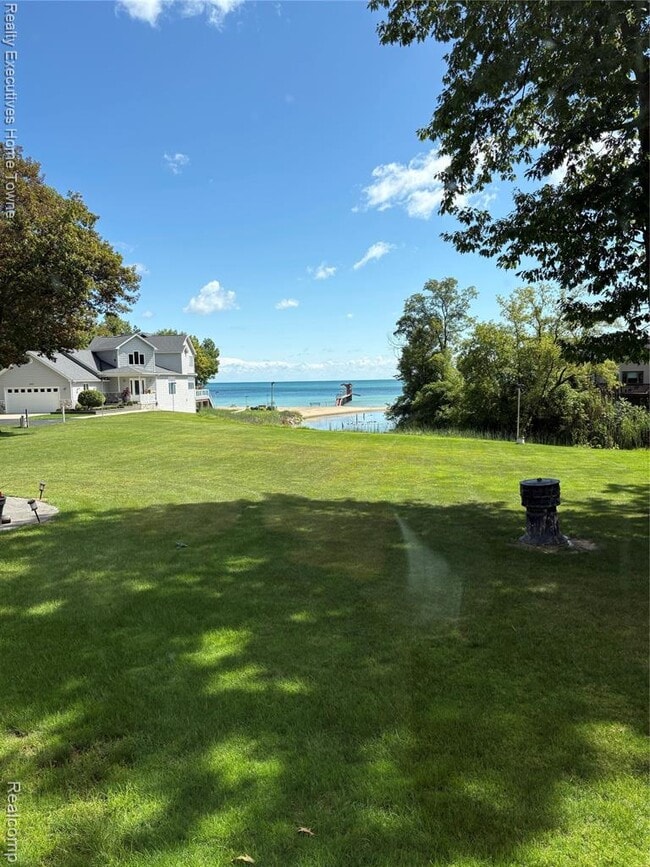 Photo - 7226 Lakeshore Rd